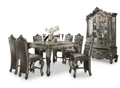 Ambiance de salle à manger gris classique avec table à manger carrée design et chaises Chesterfield en cuir, 7 pièces.