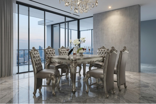 Table rectangulaire classique grise avec 8 chaises en bois et cuir style Chesterfield.