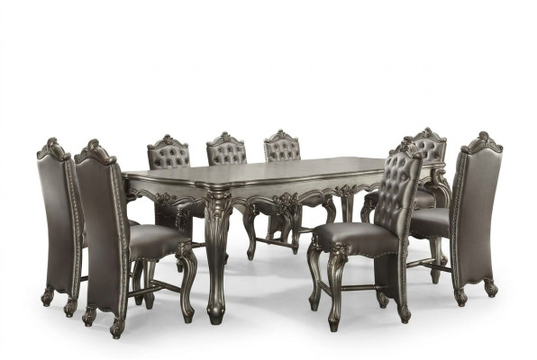 Table rectangulaire classique grise avec 8 chaises en bois et cuir style Chesterfield.