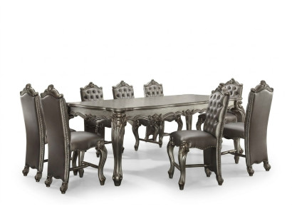 Table rectangulaire classique grise avec 8 chaises en bois et cuir style Chesterfield.