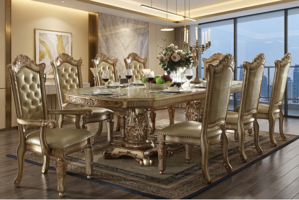Suite de salle à manger complète beige. Luxueuse table à manger avec des chaises en cuir.