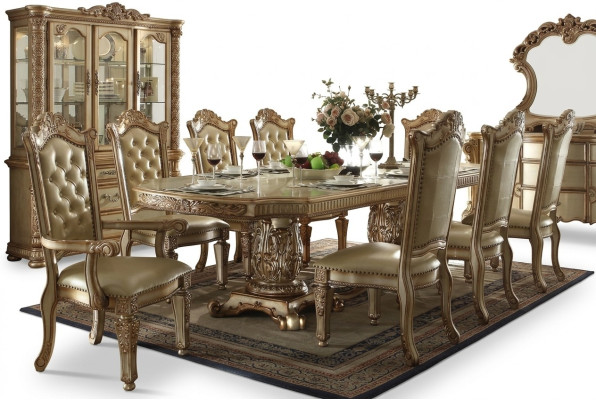Suite de salle à manger complète beige. Luxueuse table à manger avec des chaises en cuir.
