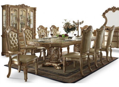 Suite de salle à manger complète beige. Luxueuse table à manger avec des chaises en cuir.