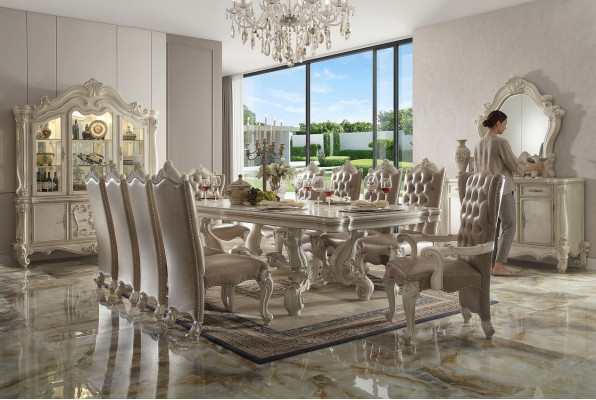 Ensemble de salle à manger classique en blanc antique. Grande table à manger avec des chaises Chesterfield.