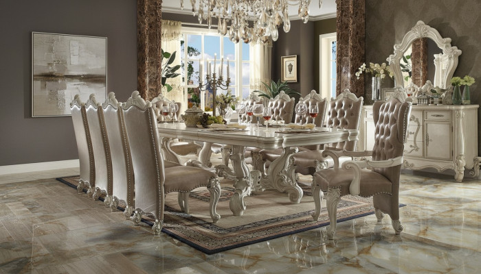 Ensemble de salle à manger classique en blanc antique. Grande table à manger avec des chaises Chesterfield.