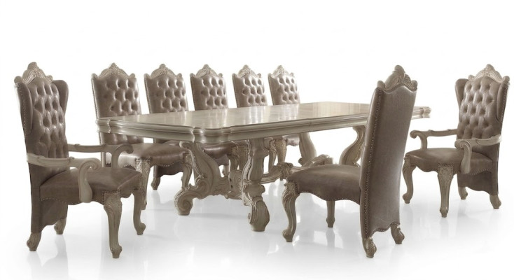 Ensemble de salle à manger classique en blanc antique. Grande table à manger avec des chaises Chesterfield.