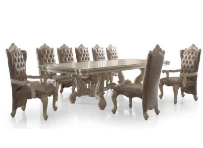 Ensemble de salle à manger classique en blanc antique. Grande table à manger avec des chaises Chesterfield.