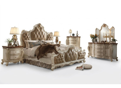 Ensemble de chambre à coucher avec tables de chevet et lit 5 pièces. Lit en bois de style rococo baroque antique.