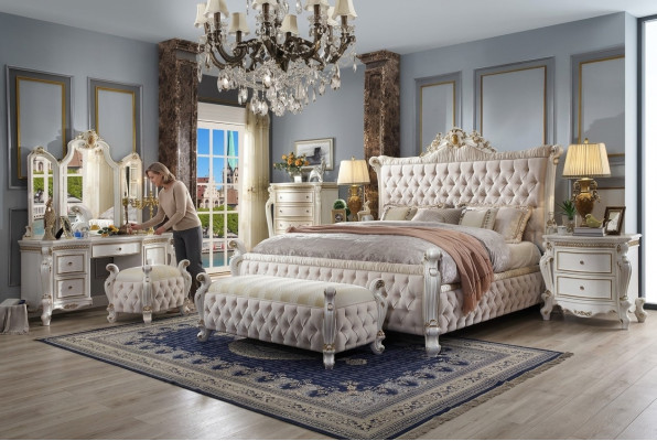 Ensemble de chambre Chesterfield 3 pièces. Lit + 2 tables de chevet de style baroque.