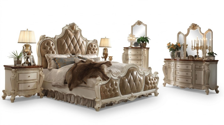 Luxueux lits Chesterfield en cuir, lit de palais royal, lit double d'hôtel.