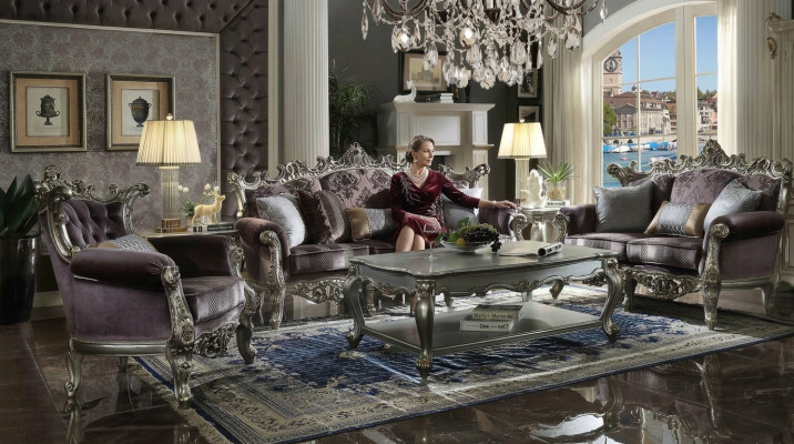 Salon de style baroque lumineux avec canapé en textile trois places et rembourrage de siège