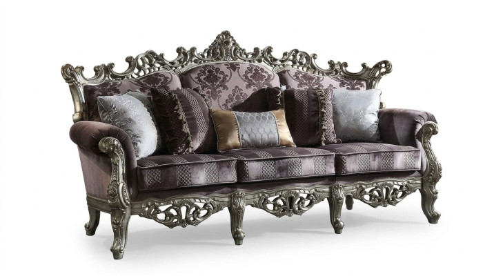 Salon de style baroque lumineux avec canapé en textile trois places et rembourrage de siège