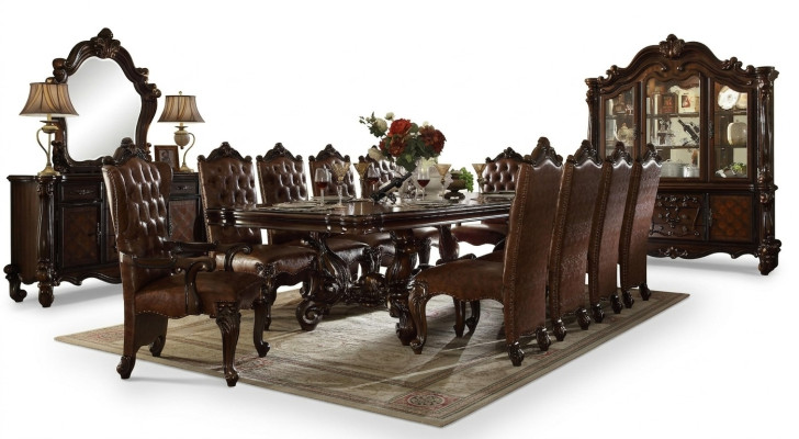 Ensemble de salle à manger classique baroque. Table à manger de luxe, chaises Chesterfield. Ensemble de 14 pièces.