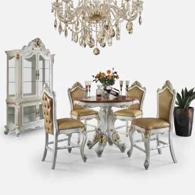 Ensemble de salle à manger blanc classique. Table de salle à manger élégante avec chaises et vaisselier
