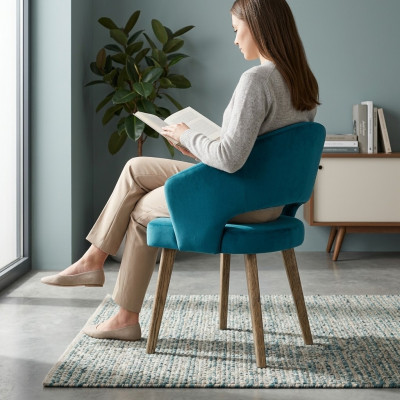 Fauteuil design à un seul siège avec rembourrage pour chaises rembourrées.