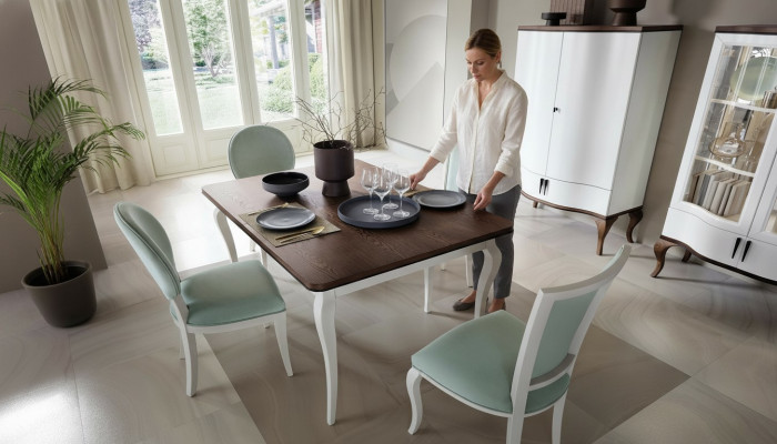 Table de salle à manger classique en bois 4x chaises assorties