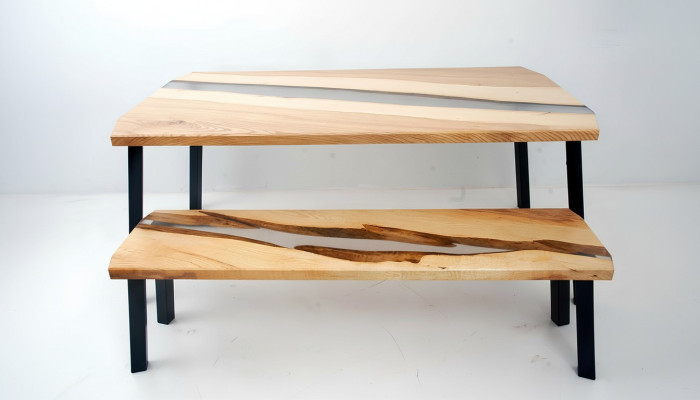 2 tabourets de table en résine époxy. Ensemble de tables en bois véritable avec rivière en cascade.