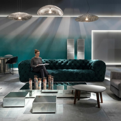 Canapé de club de luxe Chesterfield quatre places XXL pour salon exclusif.
