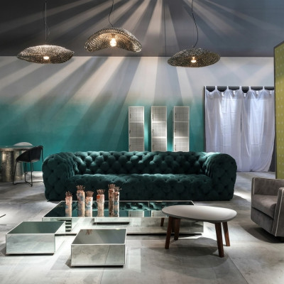 Canapé de club de luxe Chesterfield quatre places XXL pour salon exclusif.