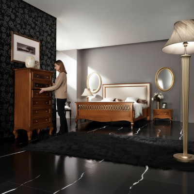 Ensemble de chambre de luxe 4 pièces. Lit, 2 tables de chevet, commode en bois massif Italie.