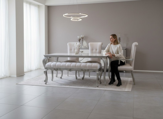 Mobilier de salle à manger classique exclusif avec détails décoratifs.