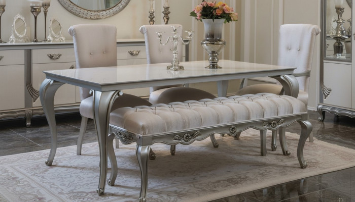 Mobilier de salle à manger classique exclusif avec détails décoratifs.