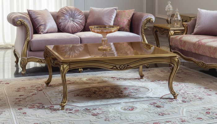 Table basse royale en bois doré avec des accents marron conçue dans le style baroque et rococo.