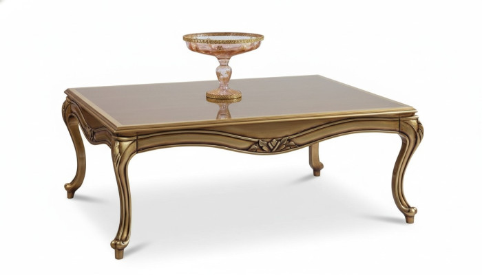 Table basse royale en bois doré avec des accents marron conçue dans le style baroque et rococo.