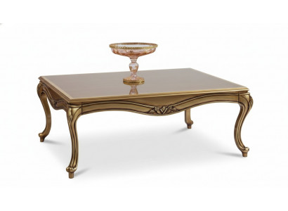 Table basse royale en bois doré avec des accents marron conçue dans le style baroque et rococo.