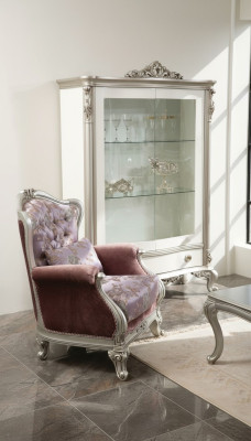Fauteuil classique à accoudoirs avec motif floral, canapé violet à une place, style baroque rococo.