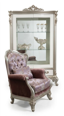 Fauteuil classique à accoudoirs avec motif floral, canapé violet à une place, style baroque rococo.