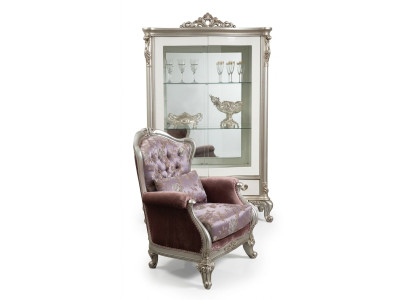 Fauteuil classique à accoudoirs avec motif floral, canapé violet à une place, style baroque rococo.