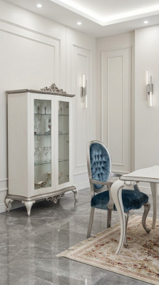 Vitrine blanche, armoire en verre, design classique, garde-robe de luxe, meuble en bois.