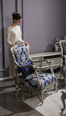 Luxueux fauteuil une place à dossier rembourré en tissu bleu à motif floral style baroque