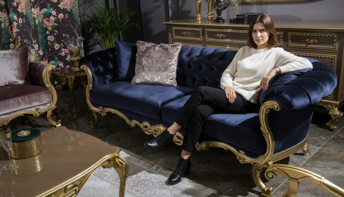 Canapé trois places Chesterfield de couleur bleue luxueuse pour le salon