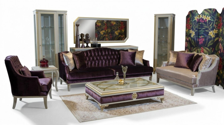 Mobilier baroque Chesterfield violet, canapé trois places en textile, neuf.