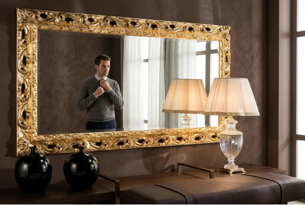 Miroir mural de meuble en miroir doré en bois du designer italien classique.