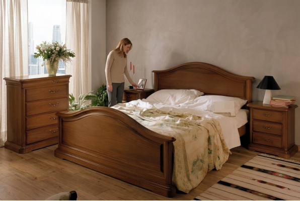Achetez un grand lit double dans un style classique et simple en bois naturel.
