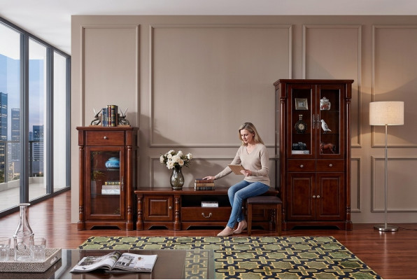 Unité murale design, buffet bas TV, armoire à deux vitrines en 3 pièces. Ensemble de style classique