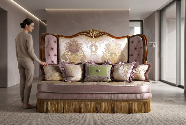Élégance intemporelle - canapé Chesterfield trois places élégant de couleur violette pour votre maison.
