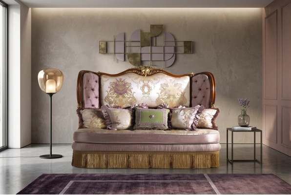 Élégance intemporelle - canapé Chesterfield trois places élégant de couleur violette pour votre maison.
