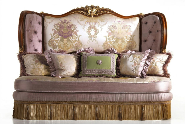 Élégance intemporelle - canapé Chesterfield trois places élégant de couleur violette pour votre maison.