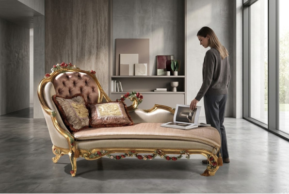 Chaise longue luxueuse avec des décorations et des sculptures.