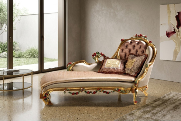 Chaise longue luxueuse avec des décorations et des sculptures.