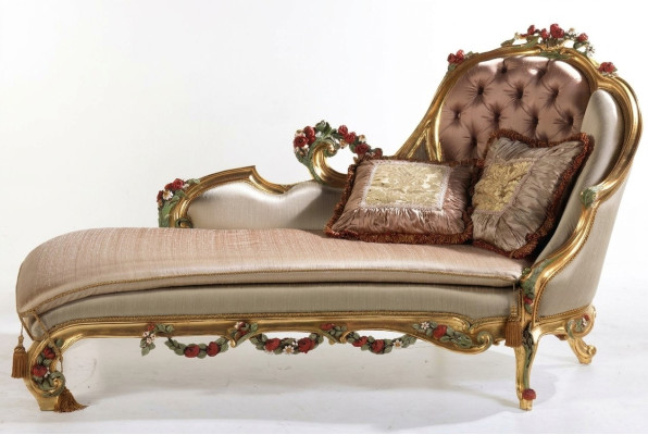 Chaise longue luxueuse avec des décorations et des sculptures.