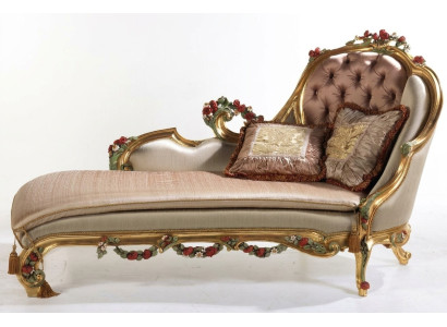 Chaise longue luxueuse avec des décorations et des sculptures.