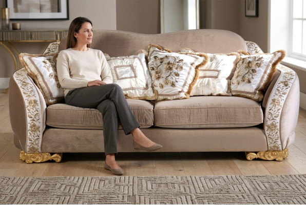Canapé Chesterfield classique trois places pour des espaces de vie élégants.
