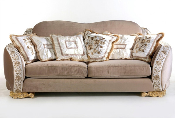 Canapé Chesterfield classique trois places pour des espaces de vie élégants.
