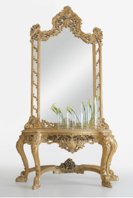 Luxueuse console et miroir ciselés dans un cadre élégant.