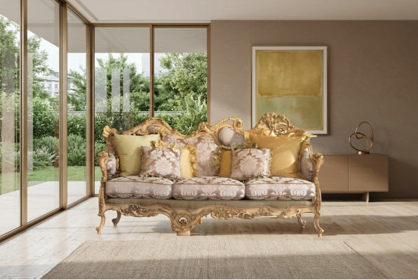 Canapé Chesterfield classique avec des détails sculptés à la main